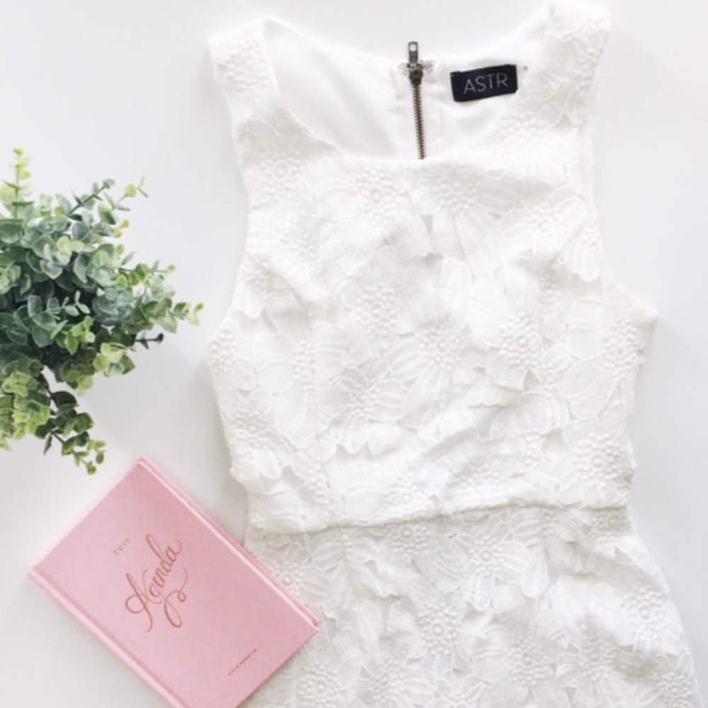 ASTR White Textured Floral Lace Bodycon Dress